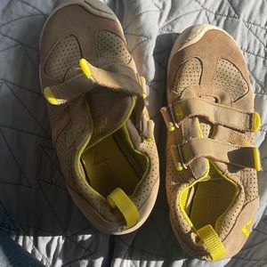 Plae size 2.5 Nat sneaker